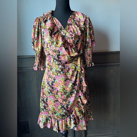 Topshop Dresses & Skirts - Topshop beautiful floral wrap dress size 8